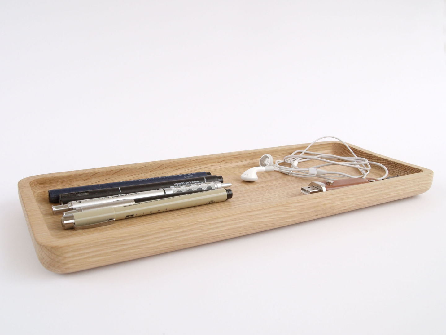 Oak Desk Tidy homify مكتب عمل أو دراسة Storage