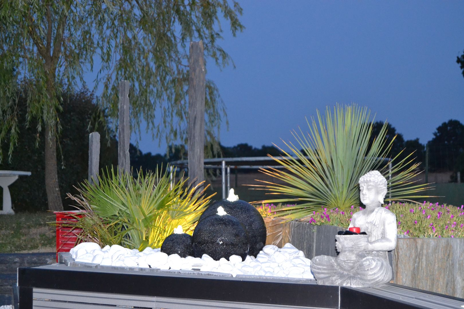 Création d’un univers contemporain intégrant une terrasse mixte, travertin de marbre blanc et bois composite gris anthracite, un parterre en palis d’ardoise avec éclairage et fontaine, EURL OLIVIER DUBOIS EURL OLIVIER DUBOIS Jardins modernos