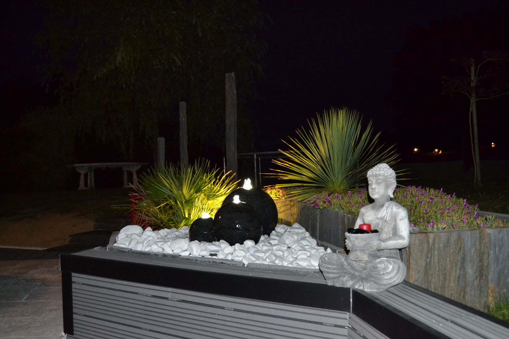 Création d’un univers contemporain intégrant une terrasse mixte, travertin de marbre blanc et bois composite gris anthracite, un parterre en palis d’ardoise avec éclairage et fontaine, EURL OLIVIER DUBOIS EURL OLIVIER DUBOIS Jardins modernos