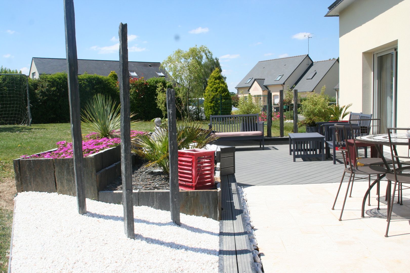 Création d’un univers contemporain intégrant une terrasse mixte, travertin de marbre blanc et bois composite gris anthracite, un parterre en palis d’ardoise avec éclairage et fontaine, EURL OLIVIER DUBOIS EURL OLIVIER DUBOIS Vườn phong cách hiện đại