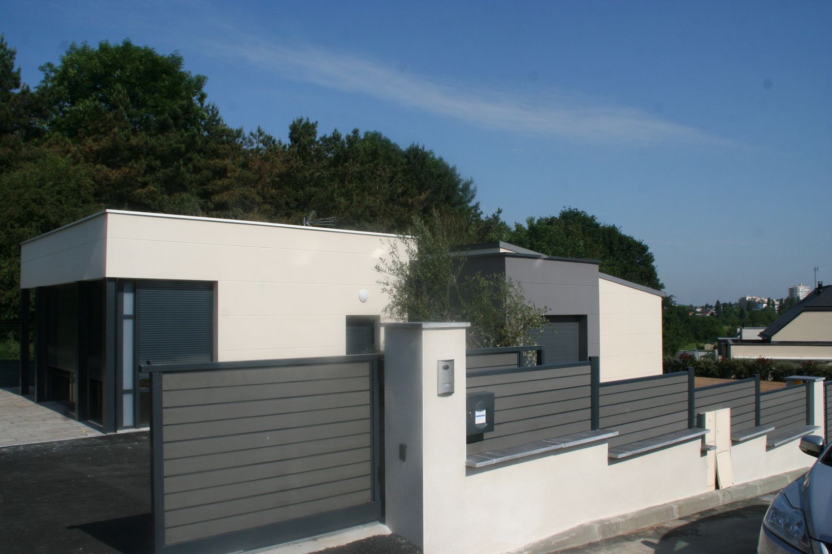 Aménagement complet autour d’une maison d’architecte, cour en enrobé et muret, clôture et portail, EURL OLIVIER DUBOIS EURL OLIVIER DUBOIS Jardines modernos