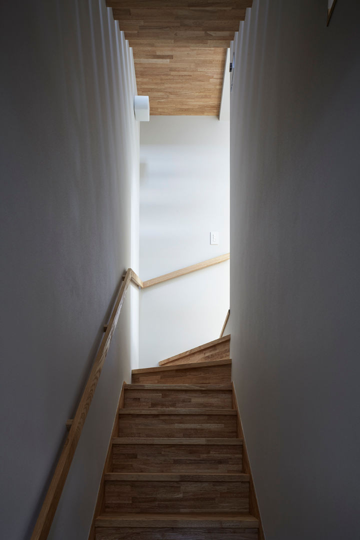 長岡天神の家, plsd.suyama plsd.suyama Modern corridor, hallway & stairs