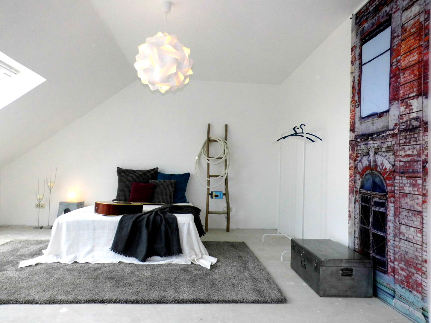 Home Staging - Dachgeschosswohnung in Duisburg, raum² - wir machen wohnen raum² - wir machen wohnen Industrial style bedroom