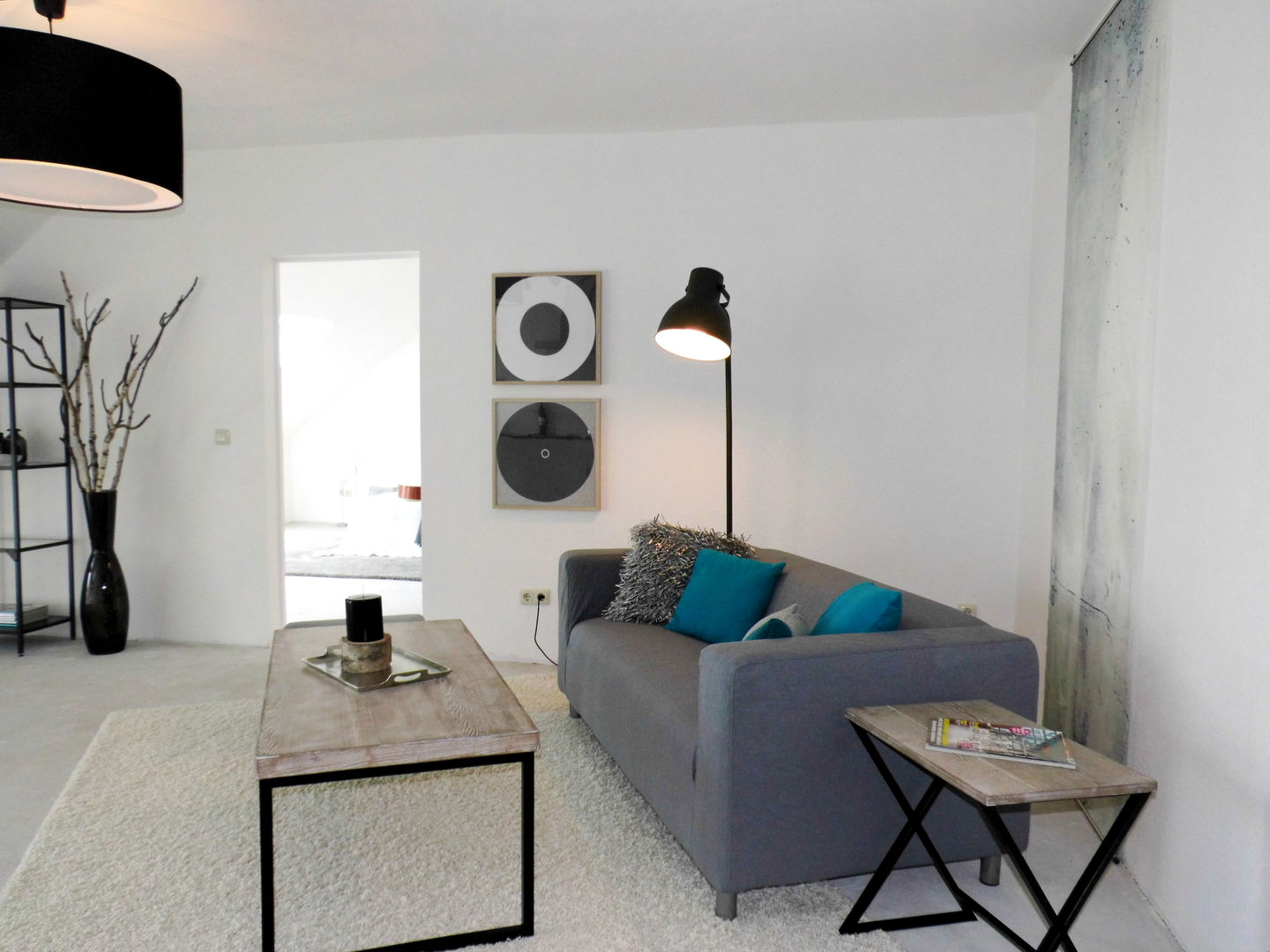 Home Staging - Dachgeschosswohnung in Duisburg raum² - wir machen wohnen Industriale Wohnzimmer Tabelle,Möbel,Eigentum,Couch,Bilderrahmen,Weiß,Kompfort,Beleuchtung,Innenarchitektur,Lampe