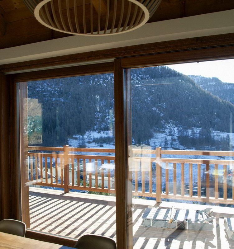 chalet in Chamois, Aosta Valley, Alps, enrico girardi architetto enrico girardi architetto Rustic style windows & doors