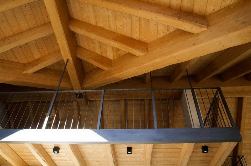 chalet in Chamois, Aosta Valley, Alps, enrico girardi architetto enrico girardi architetto Rustic style balcony, veranda & terrace