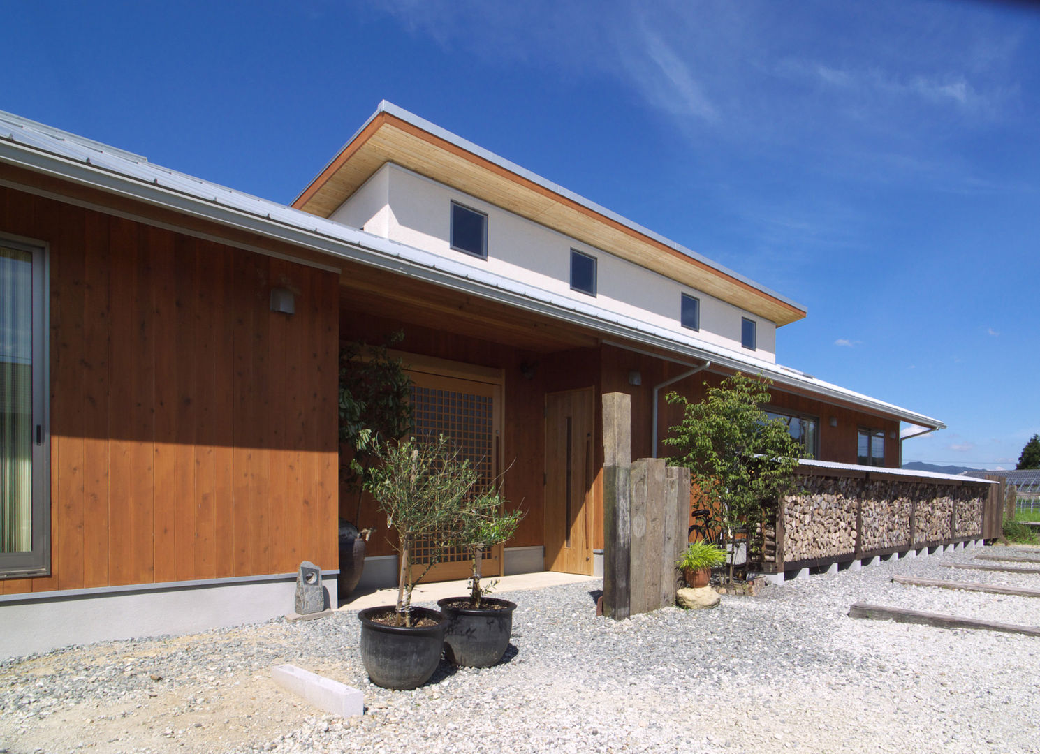 薪塀の家 外観近景 東山明建築設計事務所 日本家屋・アジアの家 植物,建物,窓,空,シェード,家,土地区画,コテージ,雲,植木鉢