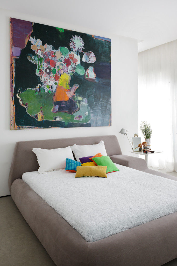 Un toque de color y un tema floral m87766 Dormitorios de estilo tropical Accesorios y decoración