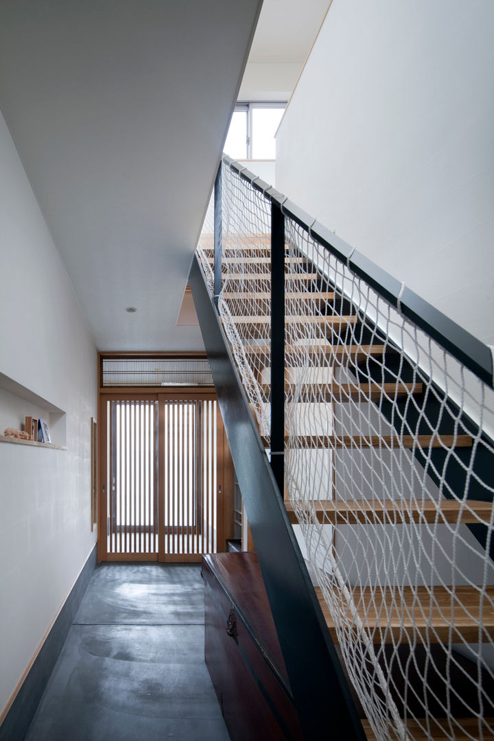 吉之丸の家, タカセモトヒデ建築設計 タカセモトヒデ建築設計 オリジナルスタイルの 玄関&廊下&階段
