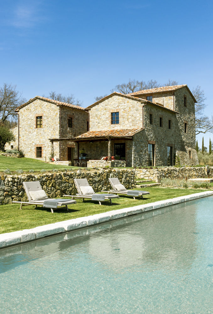 Une Villa Qui a des Inspirations Italienne: Toscane, dmesure dmesure 지중해스타일 주택