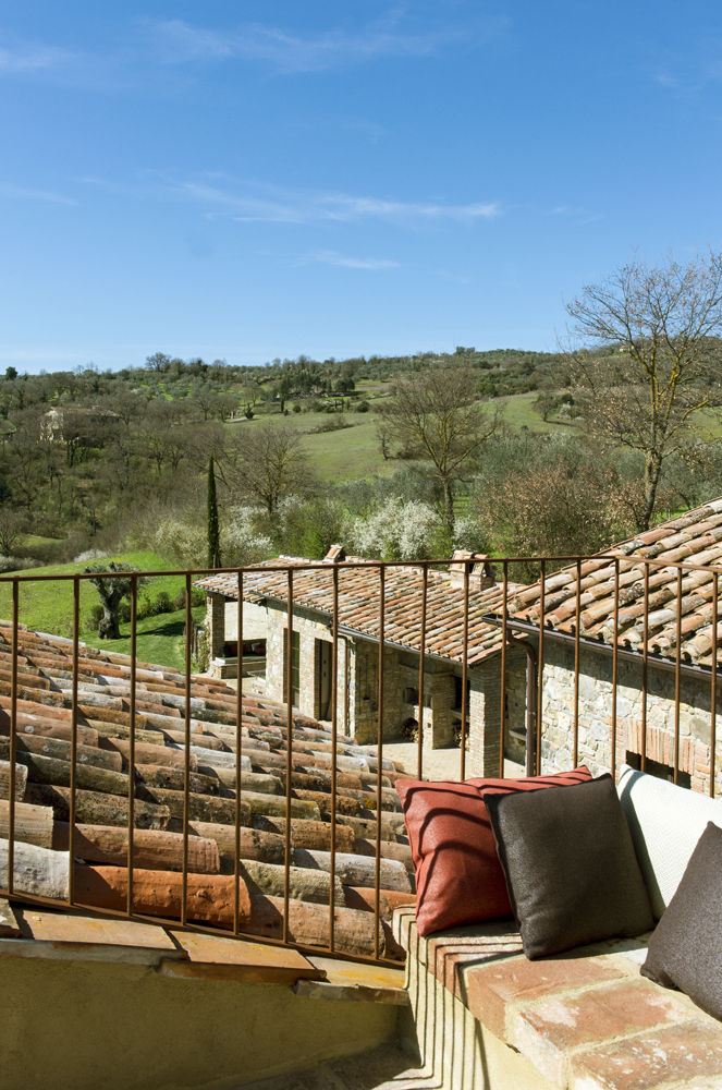 Une Villa Qui a des Inspirations Italienne: Toscane, dmesure dmesure Balkon, Beranda & Teras Gaya Mediteran