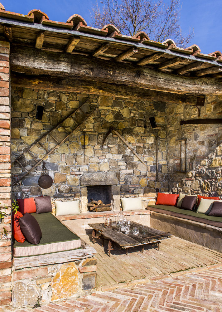 Une Villa Qui a des Inspirations Italienne: Toscane, dmesure dmesure Balcon, Veranda & Terrasse méditerranéens