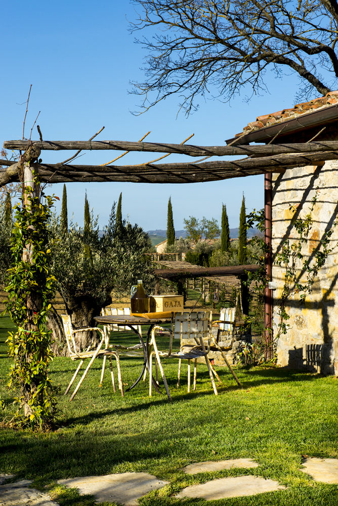 Une Villa Qui a des Inspirations Italienne: Toscane, dmesure dmesure Сад в средиземноморском стиле