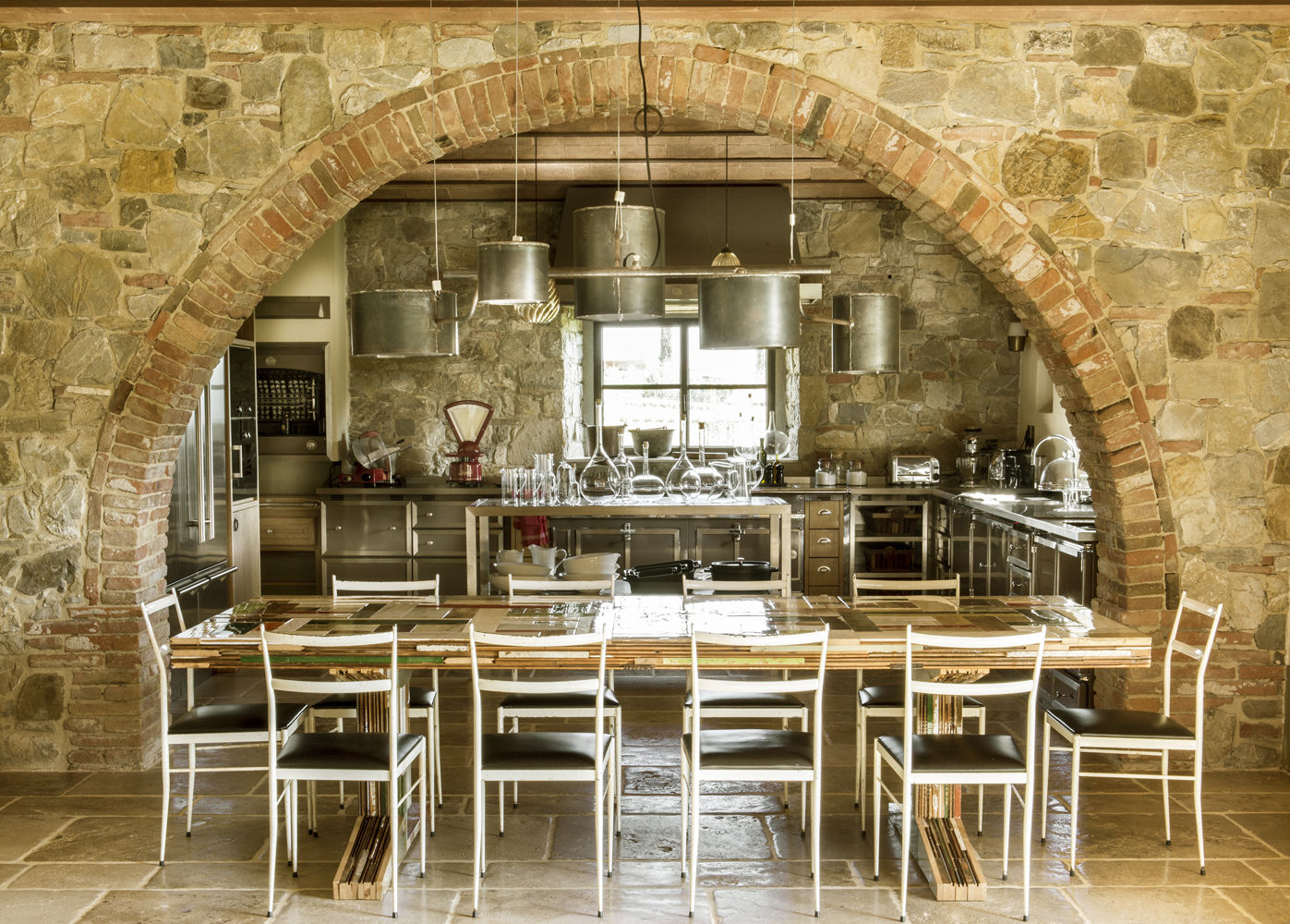 Une Villa Qui a des Inspirations Italienne: Toscane, dmesure dmesure Mediterranean style kitchen