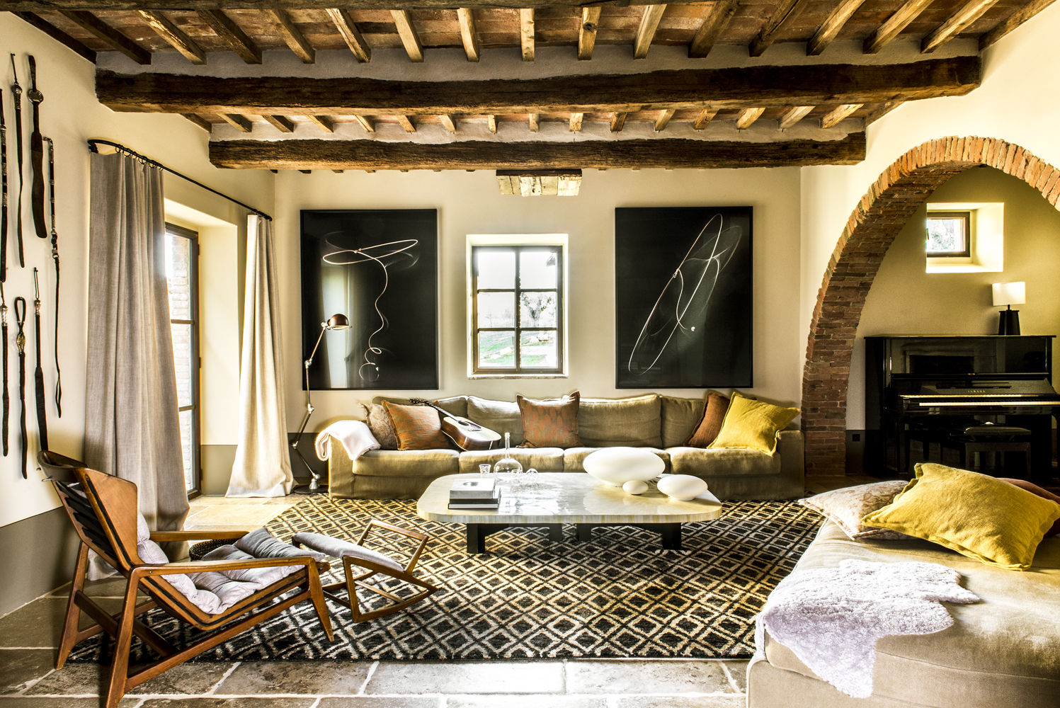 Une Villa Qui a des Inspirations Italienne: Toscane, dmesure dmesure Śródziemnomorski salon