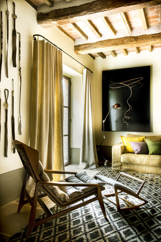 Une Villa Qui a des Inspirations Italienne: Toscane, dmesure dmesure 地中海デザインの リビング