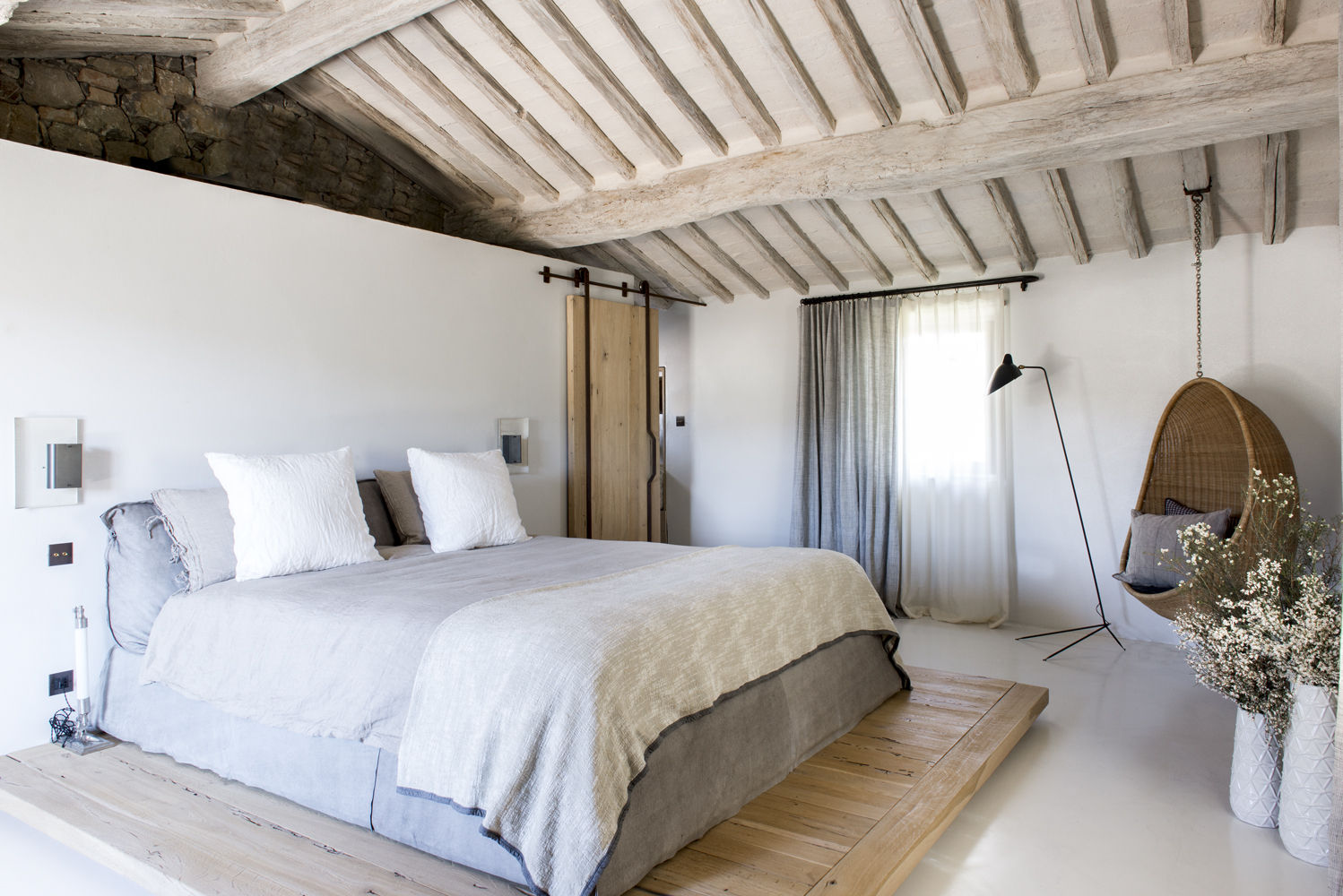 Une Villa Qui a des Inspirations Italienne: Toscane, dmesure dmesure 地中海スタイルの 寝室