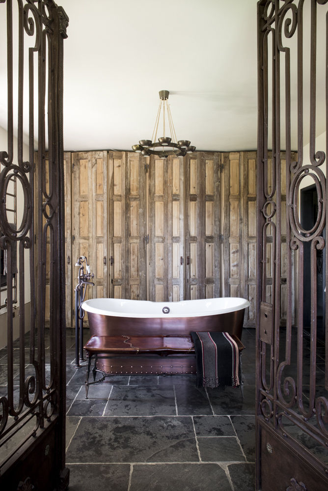 Une Villa Qui a des Inspirations Italienne: Toscane, dmesure dmesure Mediterranean style bathrooms