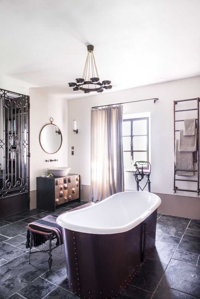 Une Villa Qui a des Inspirations Italienne: Toscane, dmesure dmesure Bathroom