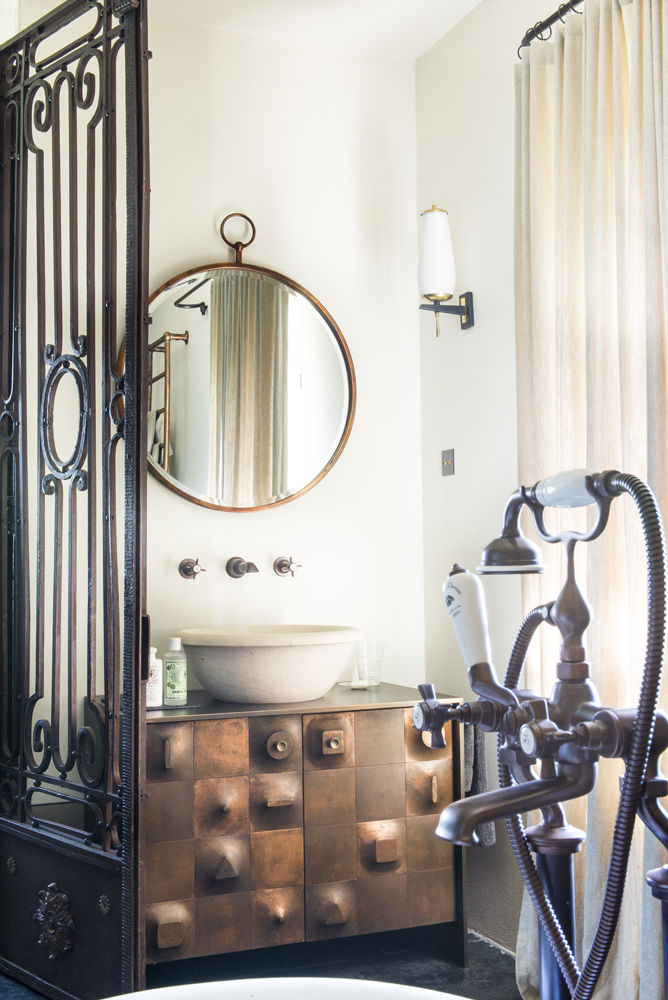 Une Villa Qui a des Inspirations Italienne: Toscane, dmesure dmesure Mediterranean style bathrooms