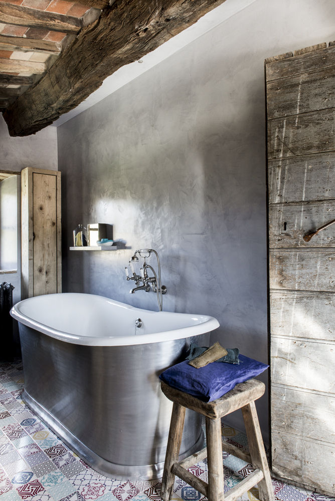 Une Villa Qui a des Inspirations Italienne: Toscane, dmesure dmesure Mediterranean style bathroom