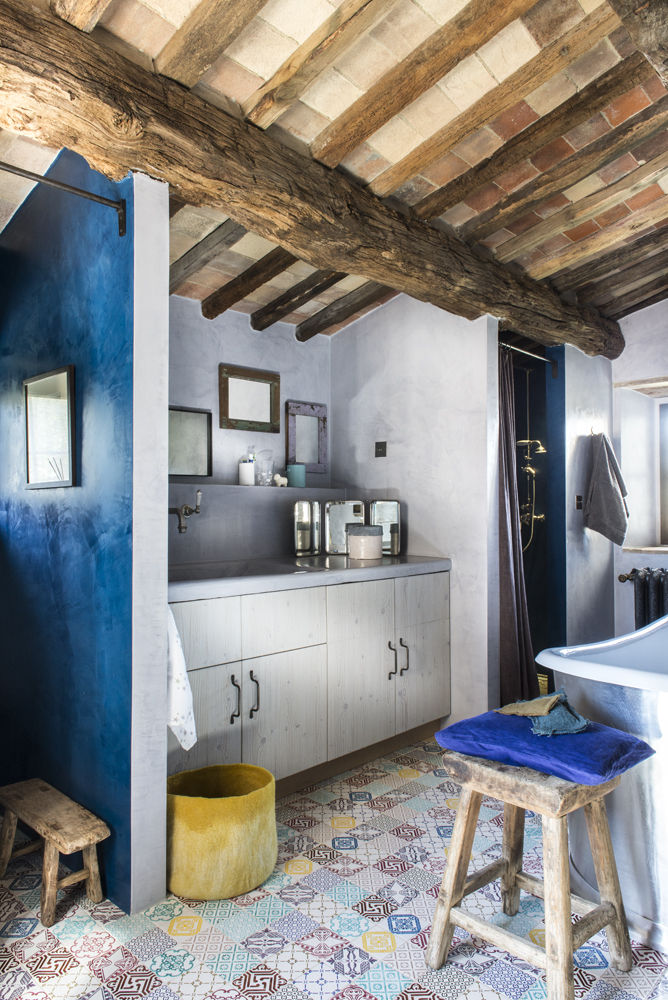 Une Villa Qui a des Inspirations Italienne: Toscane, dmesure dmesure Mediterranean style bathroom