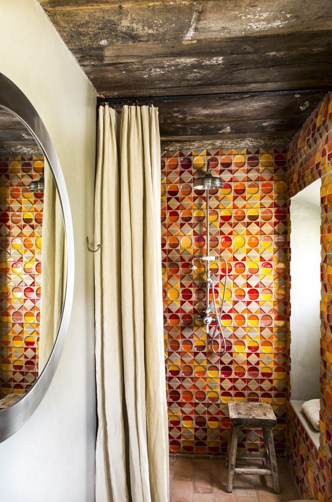 Une Villa Qui a des Inspirations Italienne: Toscane, dmesure dmesure Mediterranean style bathroom