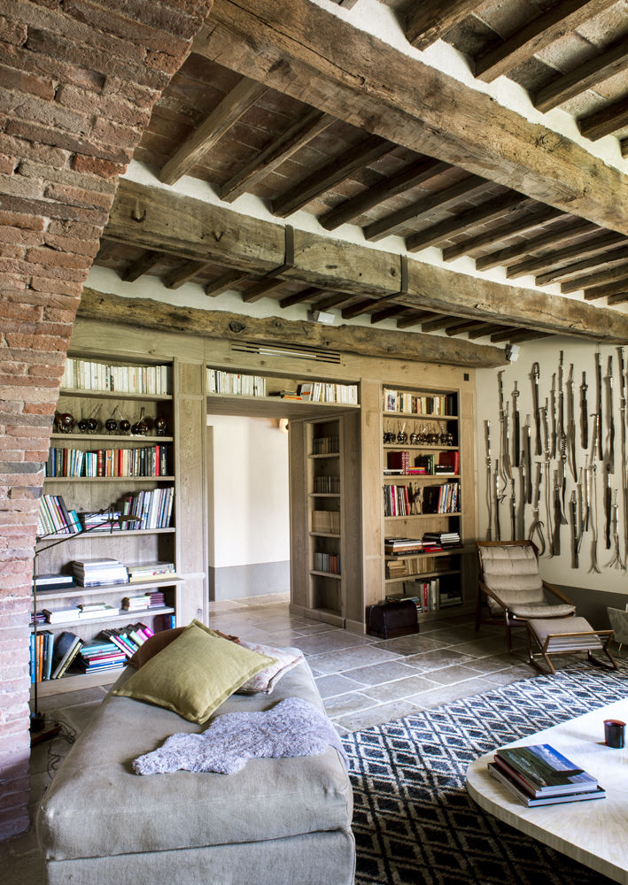 Une Villa Qui a des Inspirations Italienne: Toscane, dmesure dmesure Ruang Keluarga Gaya Mediteran