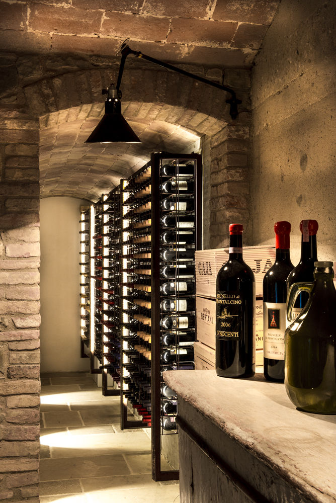 Une Villa Qui a des Inspirations Italienne: Toscane, dmesure dmesure Industrial style wine cellar