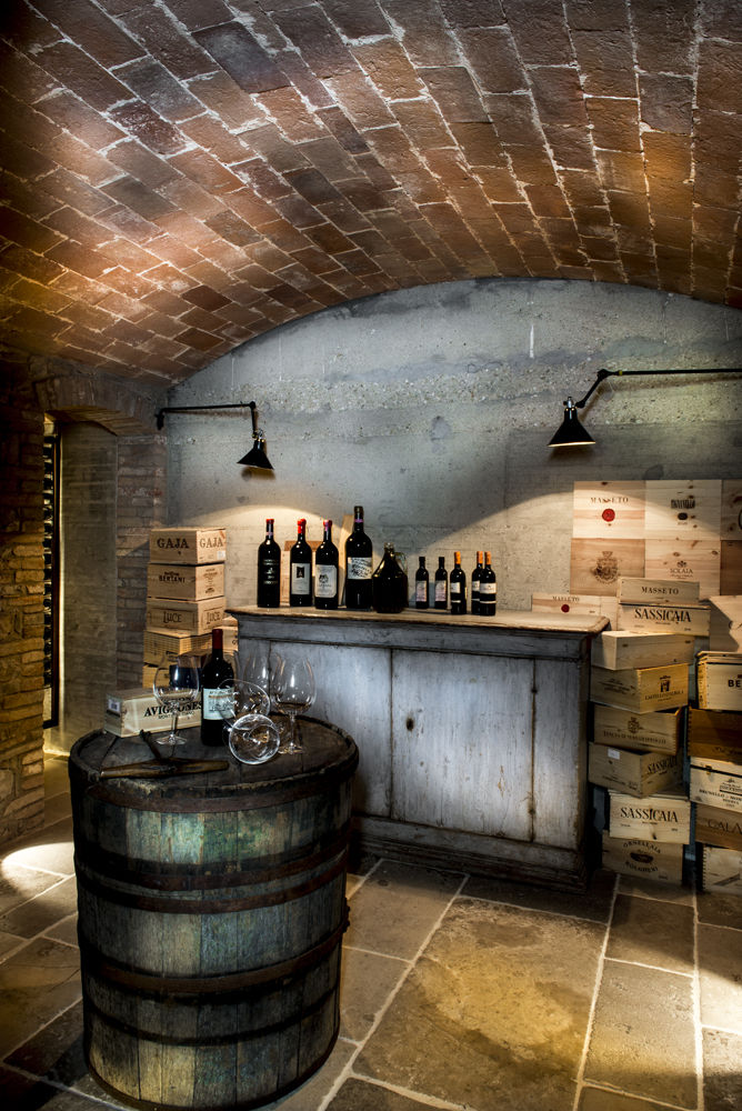 Une Villa Qui a des Inspirations Italienne: Toscane, dmesure dmesure 인더스트리얼 와인 저장고