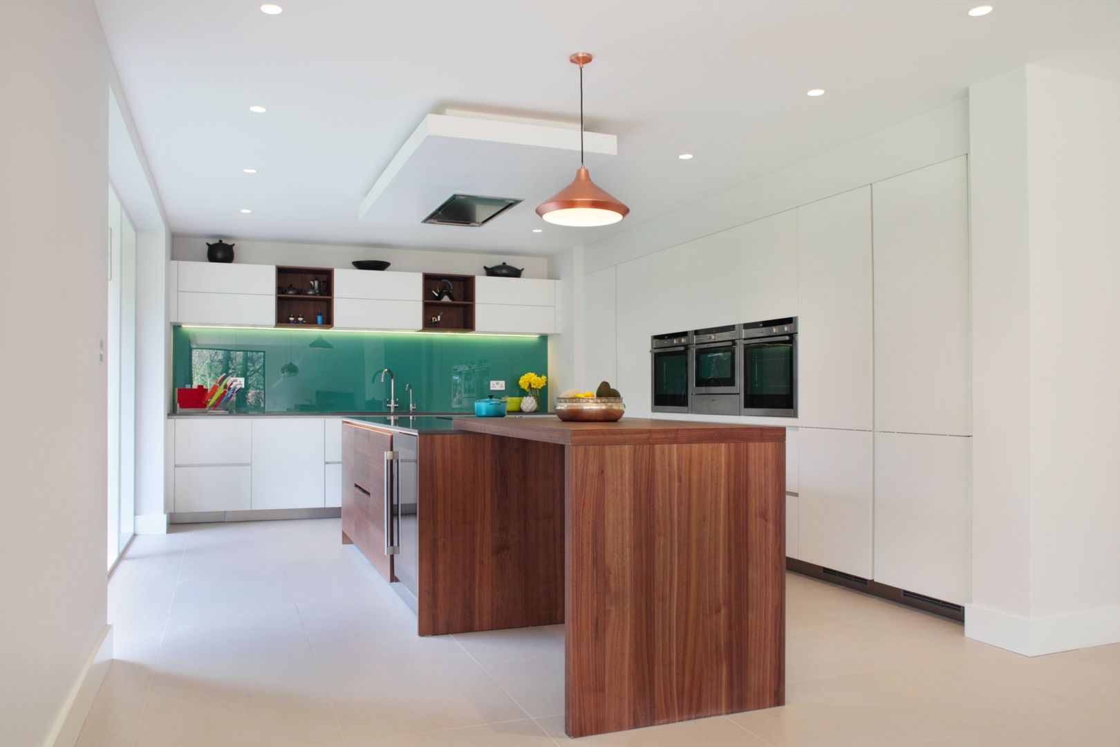 Contemporary Kitchen in Walnut and White Glass in-toto Kitchens Design Studio Marlow مطبخ