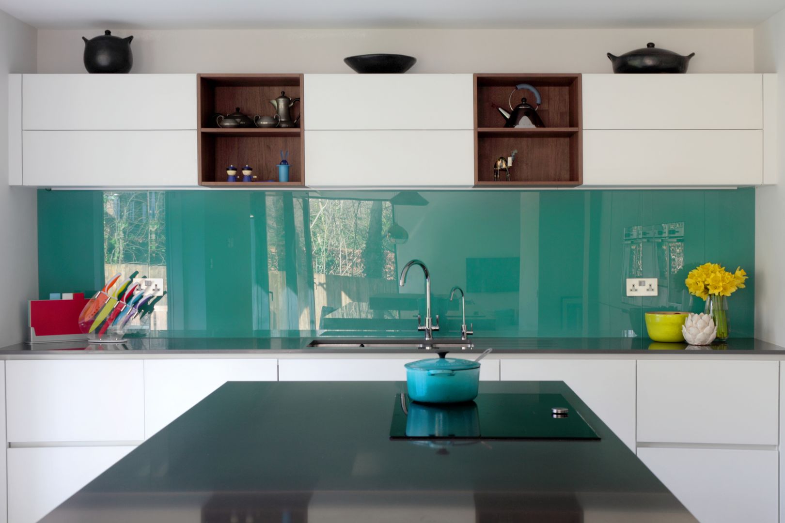 Contemporary Kitchen in Walnut and White Glass in-toto Kitchens Design Studio Marlow Modern kitchen