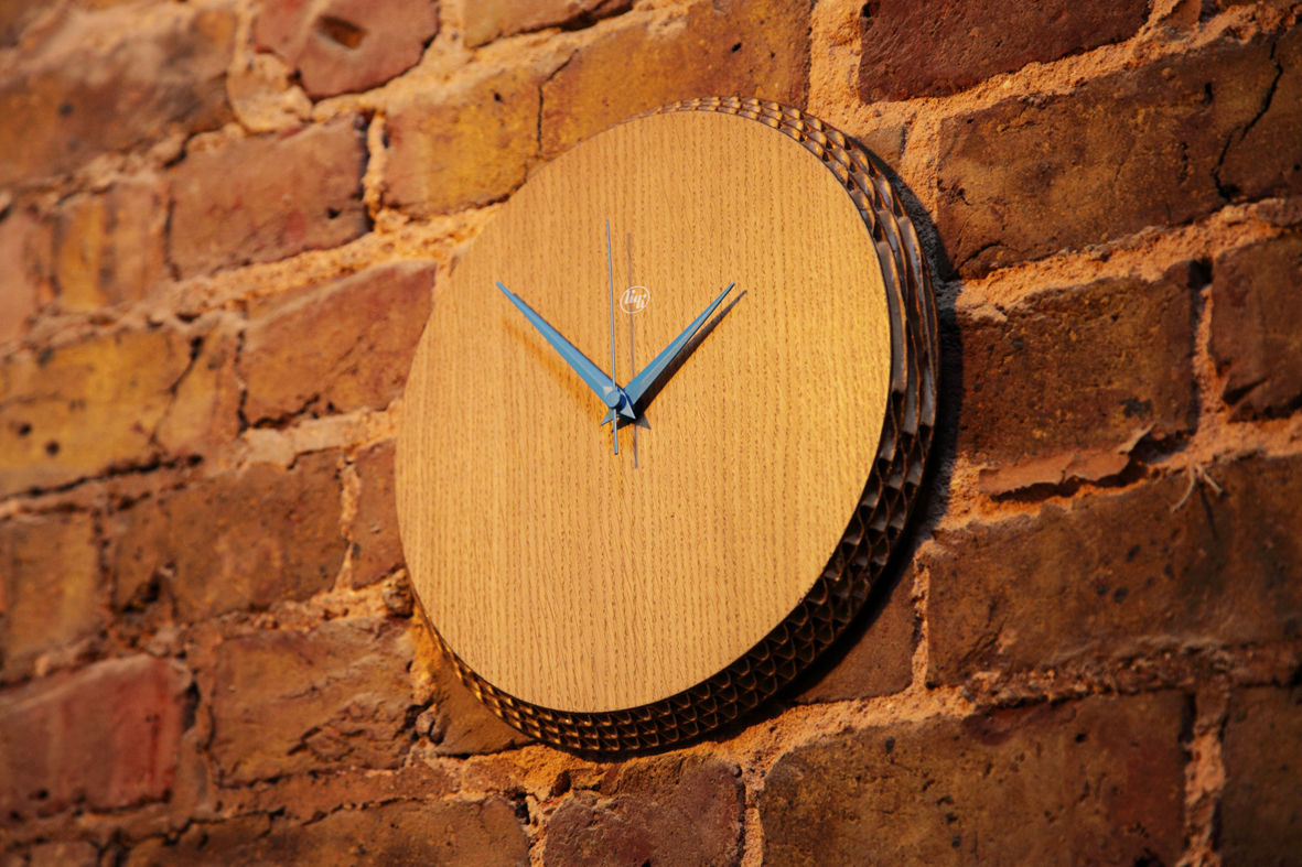 Edge Clock Oak - Blue homify モダンな 家 家庭用品