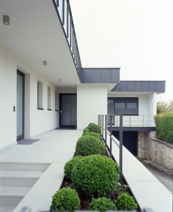 Eingangsbereich außen tredup Design.Interiors Moderne Häuser