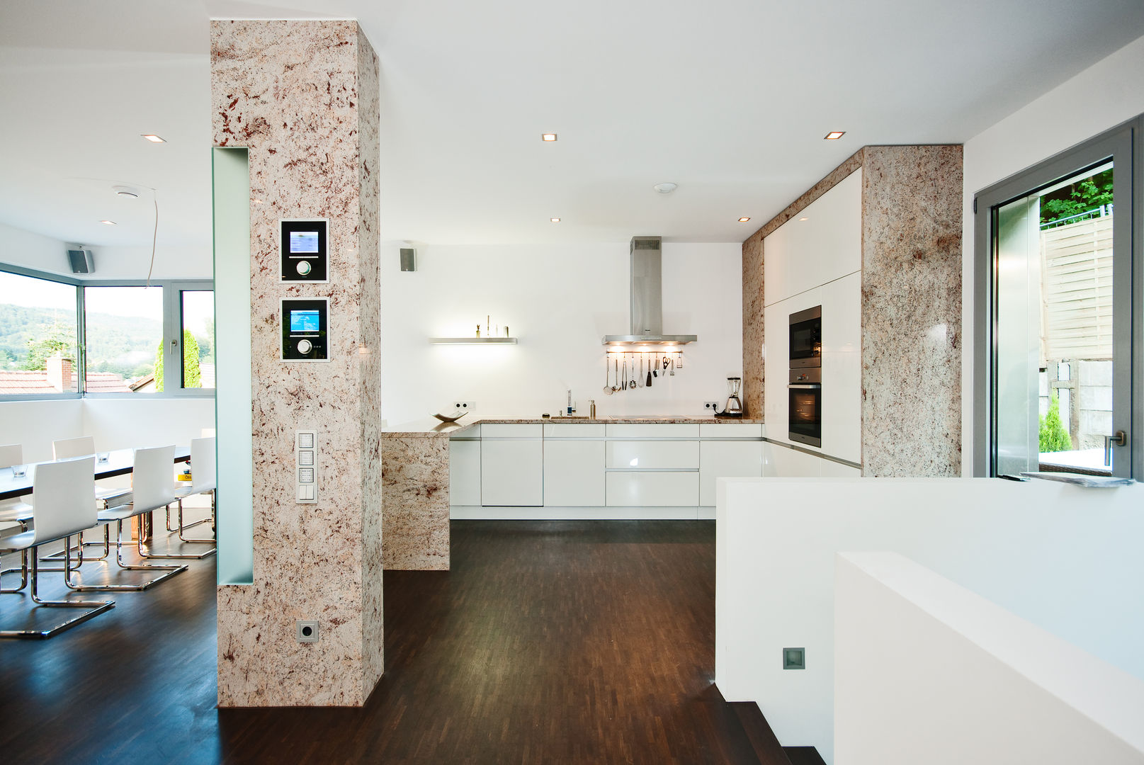 Reflecting Cube - House in Weinheim, Germany, Helwig Haus und Raum Planungs GmbH Helwig Haus und Raum Planungs GmbH Minimalist kitchen