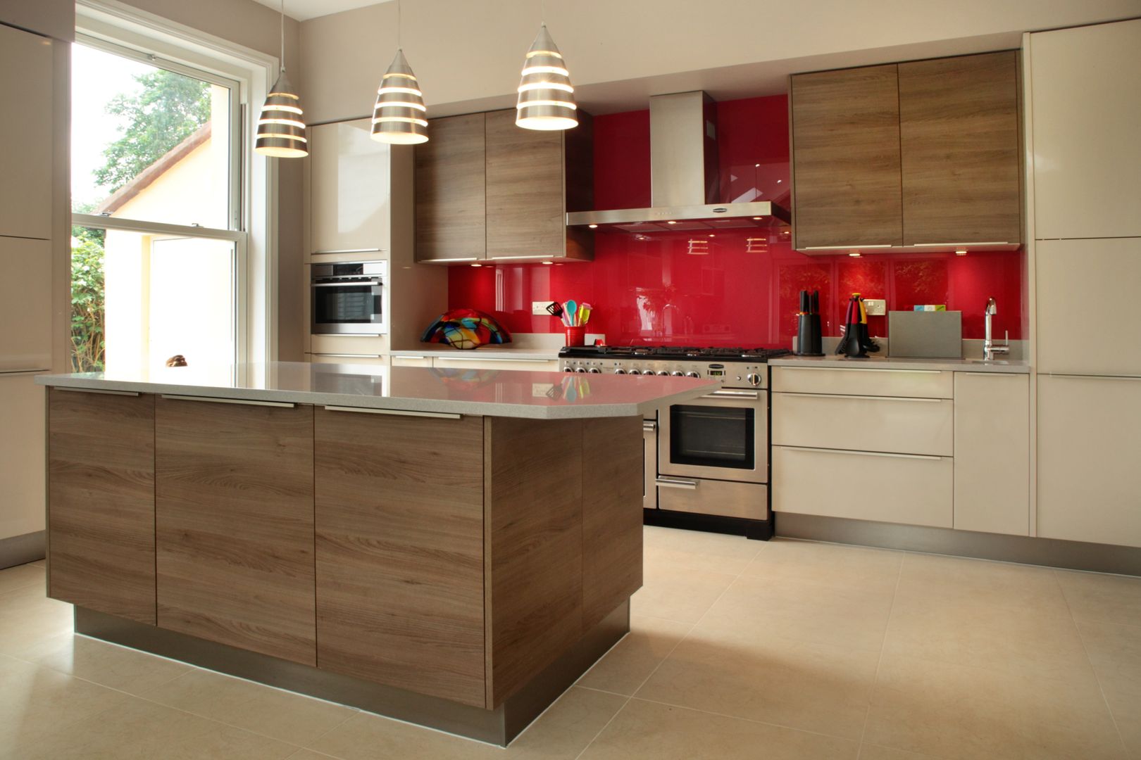 Contemporary Kitchen in 19th Century Home in-toto Kitchens Design Studio Marlow ห้องครัว