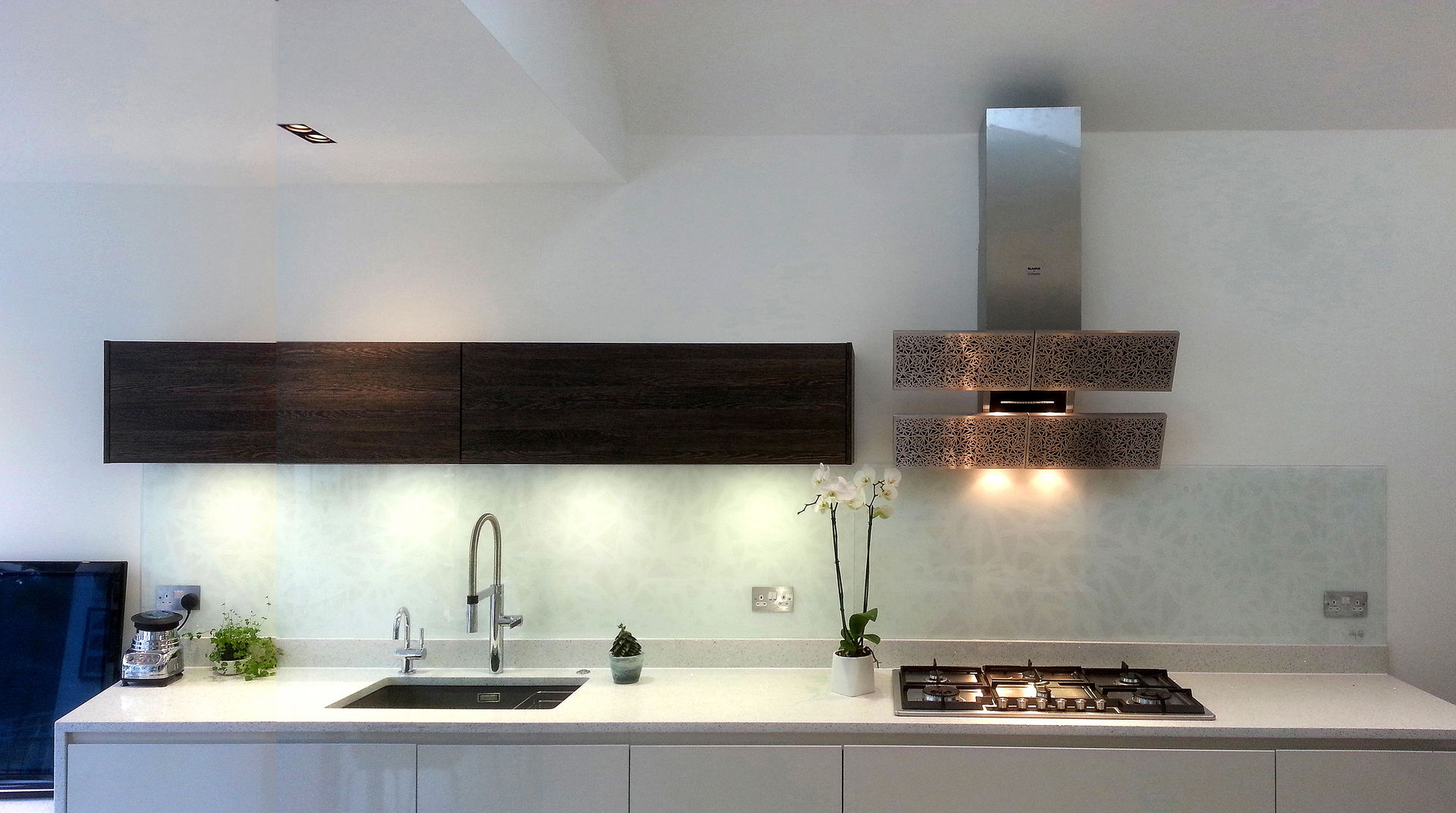 Bespoke splashback- interpretation of Blanco Arte by Gutman extractor hood, Glartique Ltd Glartique Ltd 다른 방 사진 & 그림