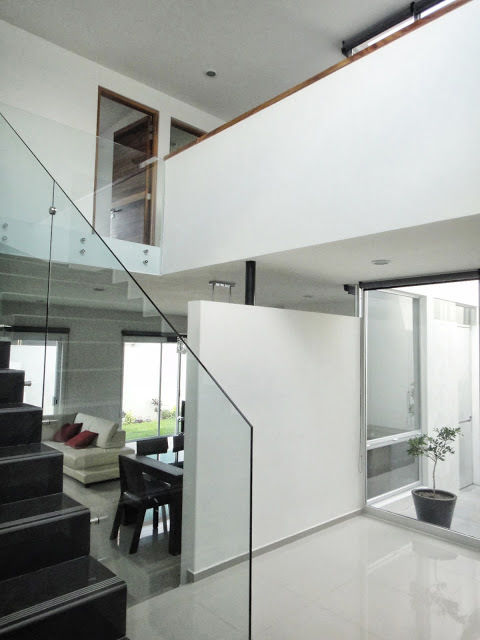 Casa Zaragoza, Abraham Cota Paredes Arquitecto Abraham Cota Paredes Arquitecto Modern Corridor, Hallway and Staircase