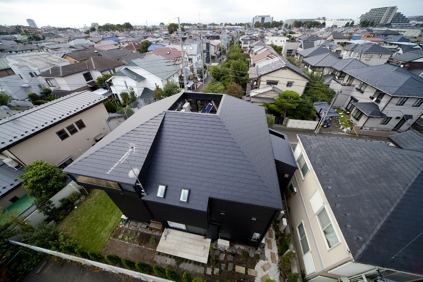 Concave Roof House No.2, Jun Yashiki & Associates Jun Yashiki & Associates Casas de estilo moderno