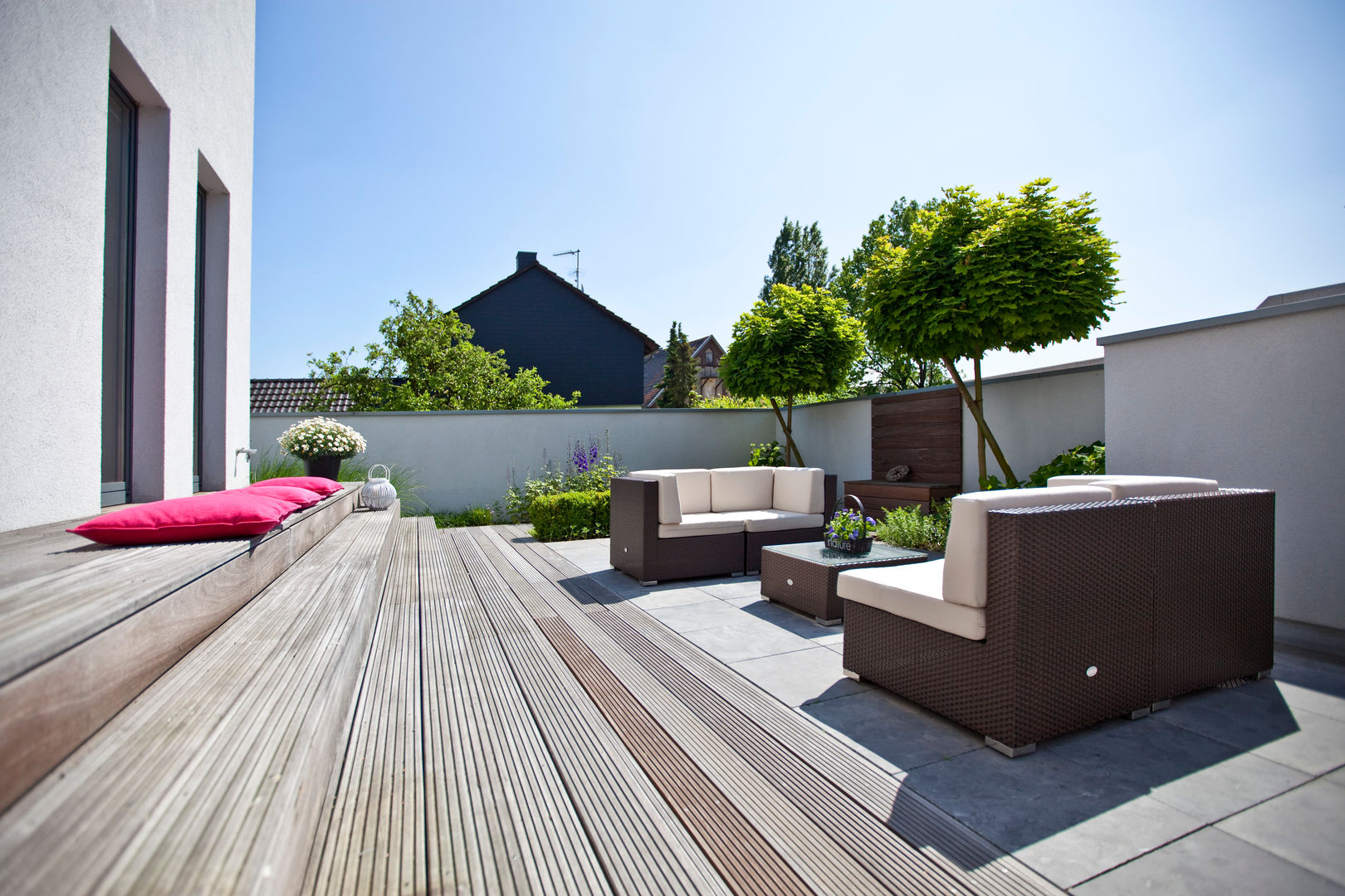 Privatgarten in Viersen, +grün GmbH +grün GmbH Balcones y terrazas minimalistas