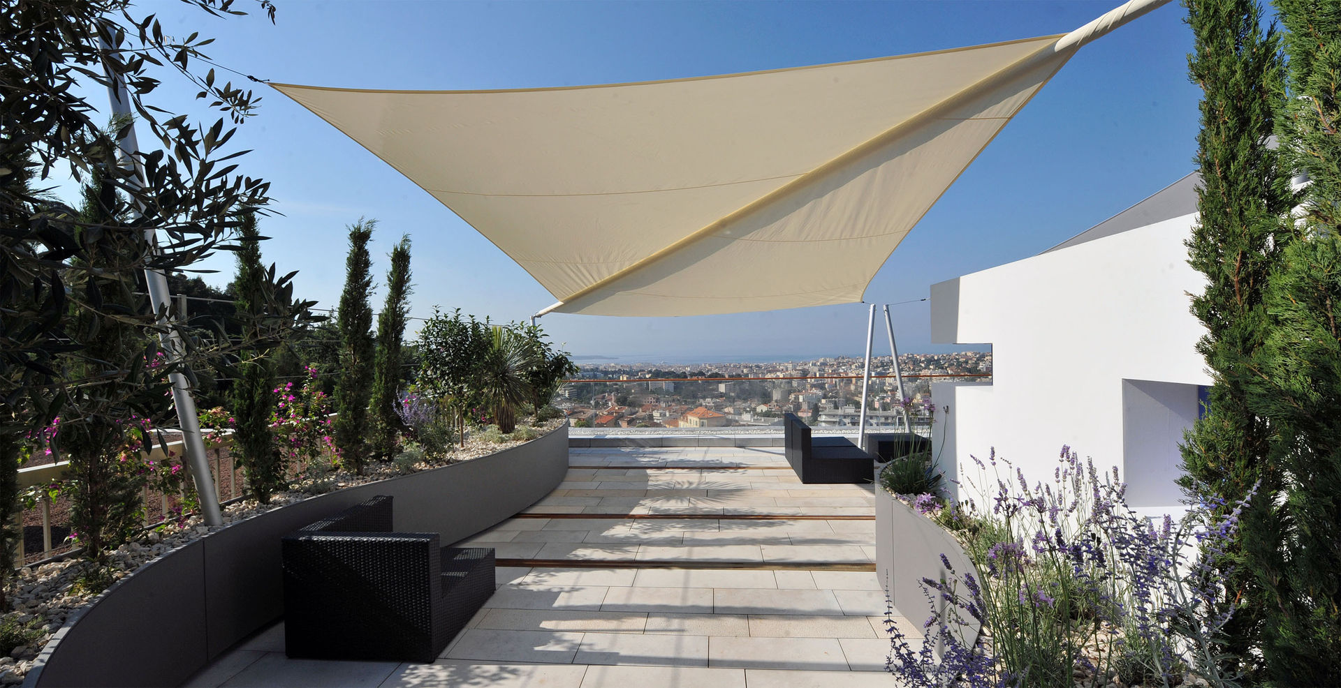 Traumhafter Blick auf die Côte d'azur +grün GmbH Mediterraner Balkon, Veranda & Terrasse Anlage,Eigentum,Himmel,Gebäude,Schatten,Urban design,Innenarchitektur,Biom,Wohngebiet,Baum