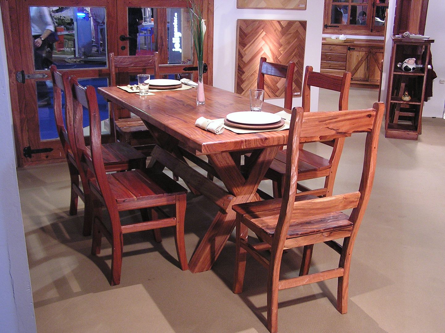 Mesa y sillas de madera, FORESTAL QUEBRACHO FORESTAL QUEBRACHO Comedores de estilo rural Mesas