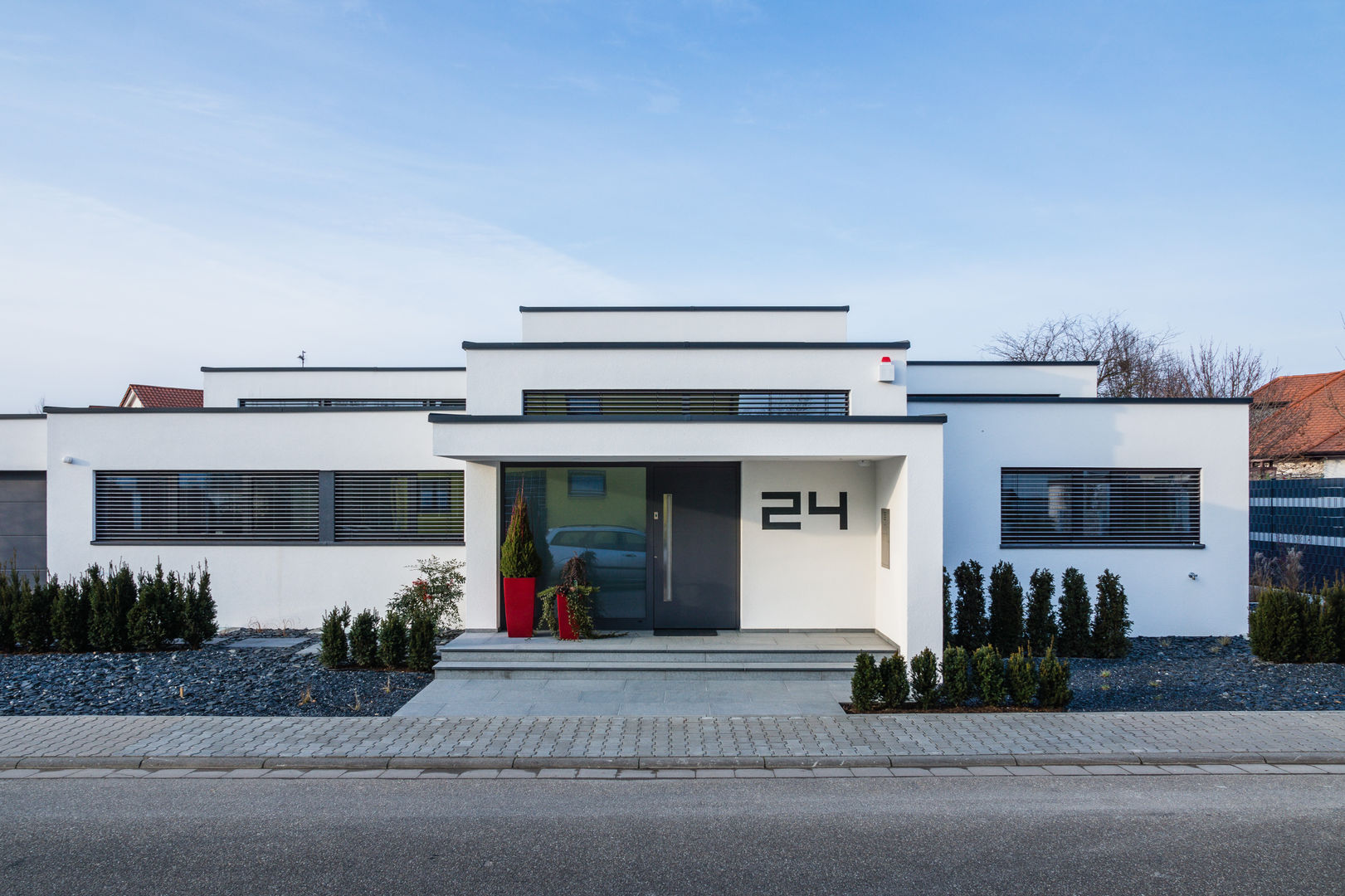 Cascade House - Single Family House in Bürstadt, Germany, Helwig Haus und Raum Planungs GmbH Helwig Haus und Raum Planungs GmbH Casas estilo moderno: ideas, arquitectura e imágenes