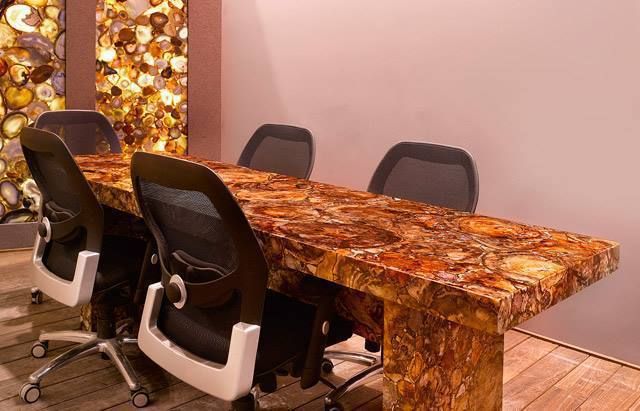 Petrified Wood Conference Table With Agate Wall Panel, Stonesmiths - Redefining Stoneage Stonesmiths - Redefining Stoneage Espacios comerciales Oficinas y tiendas