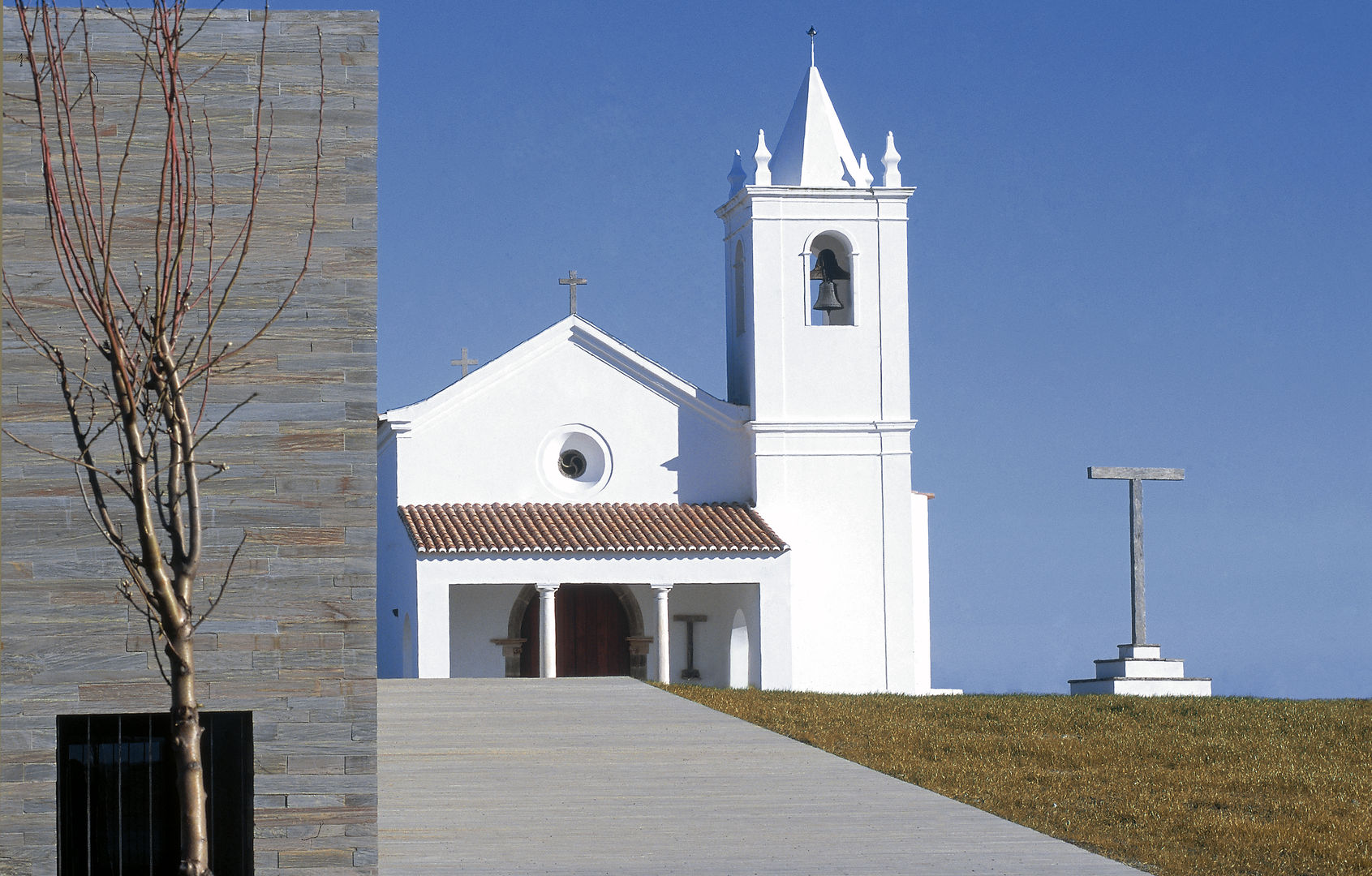 IGREJA DE NOSSA SENHORA DA LUZ (Reconstrução) (2003), pedro pacheco arquitectos pedro pacheco arquitectos Espaços