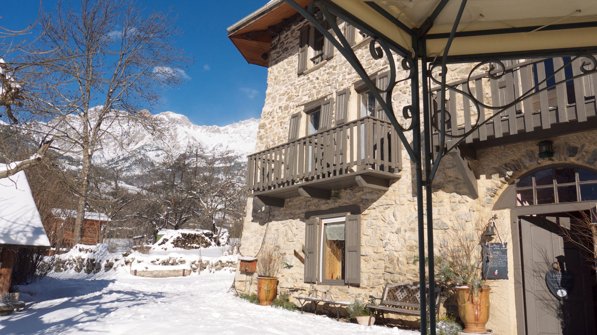 La façade en hiver Les Means