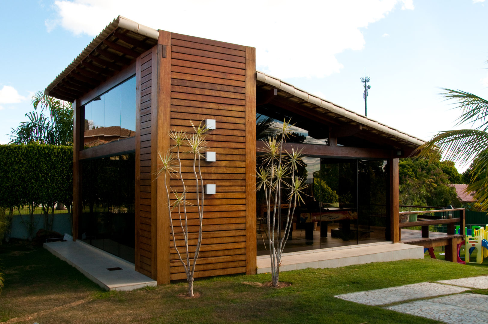 CASA COM VIDRO E MADEIRA, NATALIE TRAMONTINI ARQUITETURA E INTERIORES NATALIE TRAMONTINI ARQUITETURA E INTERIORES Country style house