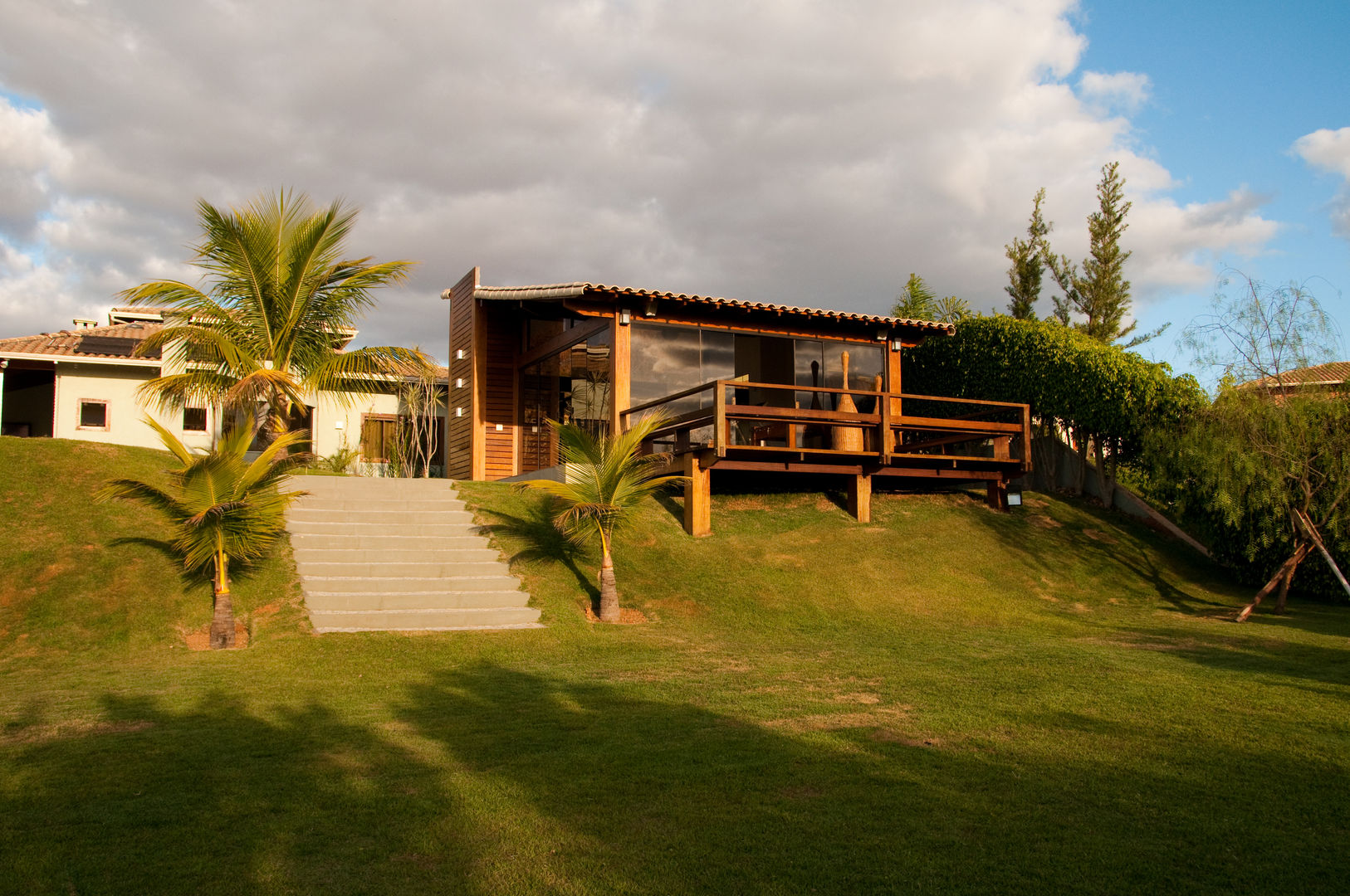 CASA COM VIDRO E MADEIRA, NATALIE TRAMONTINI ARQUITETURA E INTERIORES NATALIE TRAMONTINI ARQUITETURA E INTERIORES Landhäuser