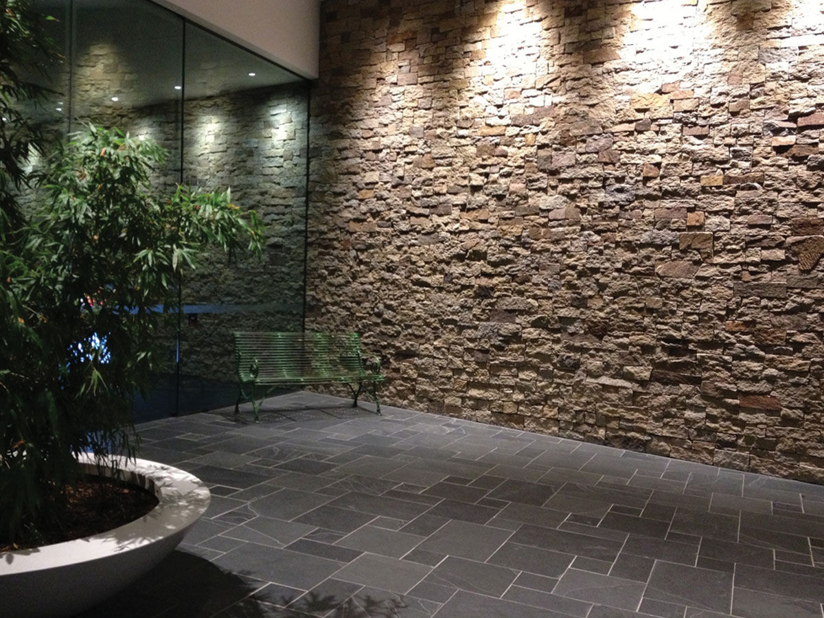 Stone cladding is the new look DT 아시아스타일 발코니, 베란다 & 테라스