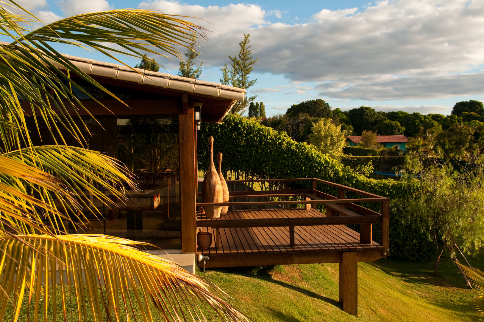 CASA COM VIDRO E MADEIRA, NATALIE TRAMONTINI ARQUITETURA E INTERIORES NATALIE TRAMONTINI ARQUITETURA E INTERIORES Houses